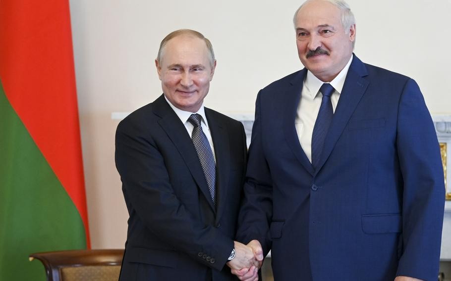 Tổng thống Nga Putin và Tổng thống Belarus Lukashenko. trong cuoọc hộiPeskođam ngày 13/7. (Nguồn: AP)