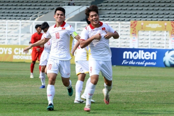 U19 Việt Nam nghiễm nhiên có lợi thế trước cuộc đối đầu trực tiếp với U19 Thái Lan. (Nguồn: Dân trí)
