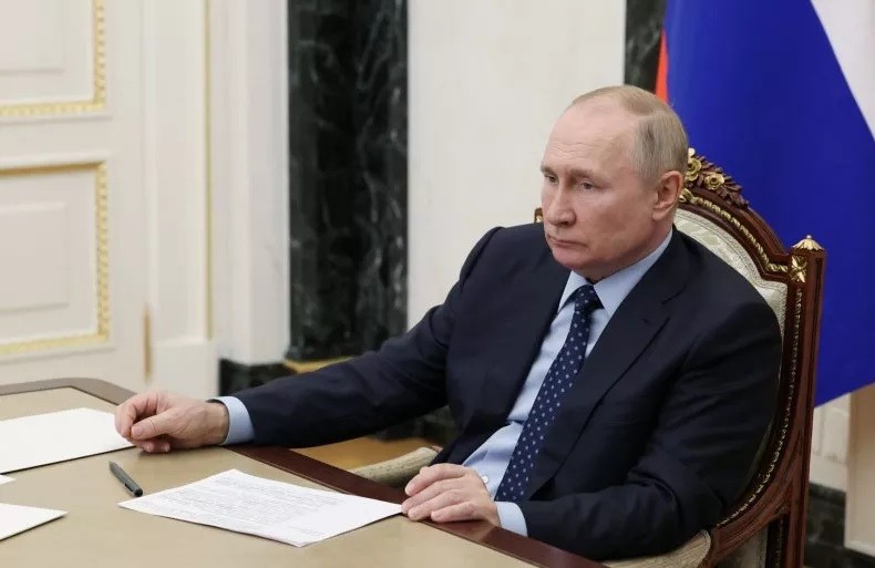 Tổng thống Nga Vladimir Putin trong cuộc họp trực tuyến với các thành viên chính phủ tại Điện Kremlin ở Moscow, ngày 8/7. Ông Putin kêu gọi các công ty năng lượng Nga chuẩn bị sẵn sàng đối phó với lệnh cấm dầu mỏ của Liên minh châu Âu (EU). Ông nhấn mạnh 