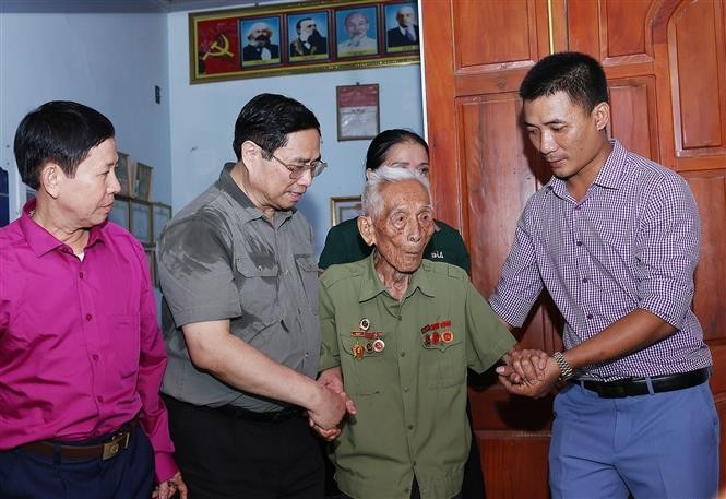 Thủ tướng Phạm Minh Chính thăm ông Bùi Đôn, cán bộ đảng viên 75 năm tuổi Đảng ở xã Thạch Sơn, huyện Anh Sơn. (Nguồn: TXVN)