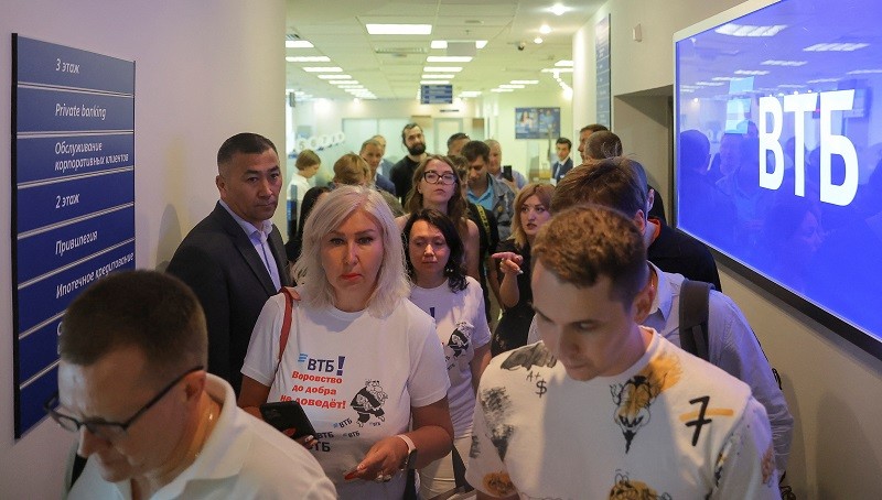 Khách hàng tập trung tại trụ sở chính của ngân hàng VTB ở Moscow, Nga, ngày 22/7 để gặp đại diện của ngân hàng, yêu cầu được hoàn trả các khoản đầu tư bị mất do các lệnh trừng phạt. (Nguồn: Reuters)
