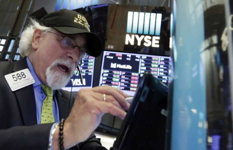 Chỉ số Dow Jones lần đầu tiên vượt mức 22.000 điểm