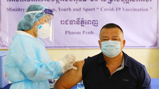 Tiêm vaccine Covid-19 tại Phnom Penh, Campuchia. (Nguồn: Phnom Penh Post)
