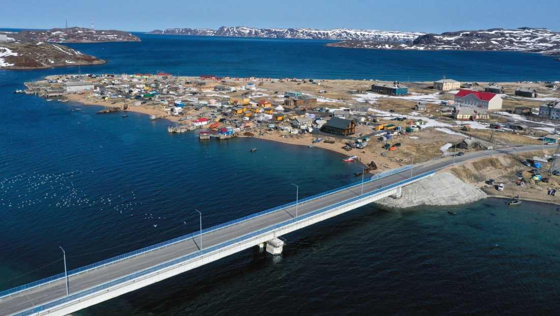 Cây cầu ở làng Teriberka trên bờ biển Barents ở Bắc Cực của Nga. Điểm dầu tiên của tuyến cáp quang xuyên Bắc Cực nối Murmansk với Vladivostok sẽ được đặt tại Teriberka. (Nguồn: TASS)