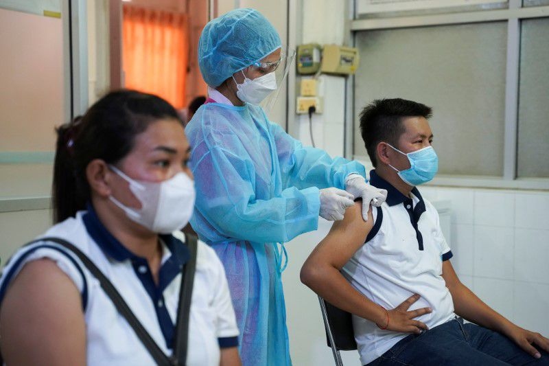 Tiêm vaccine Covid-19 tại Phnom Penh, Campuchia, ngày 12/8/2021. (Nguồn: Reuters)