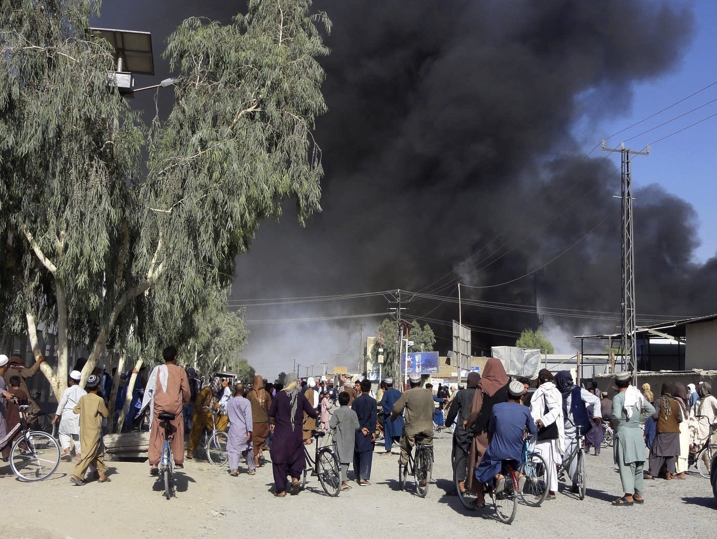 Khói bốc lên sau cuộc giao tranh giữa Taliban và nhân viên an ninh Afghanistan ở Kandahar, phía Tây Nam Kabul, Afghanistan, ngày 12/8. (Nguồn: AP)