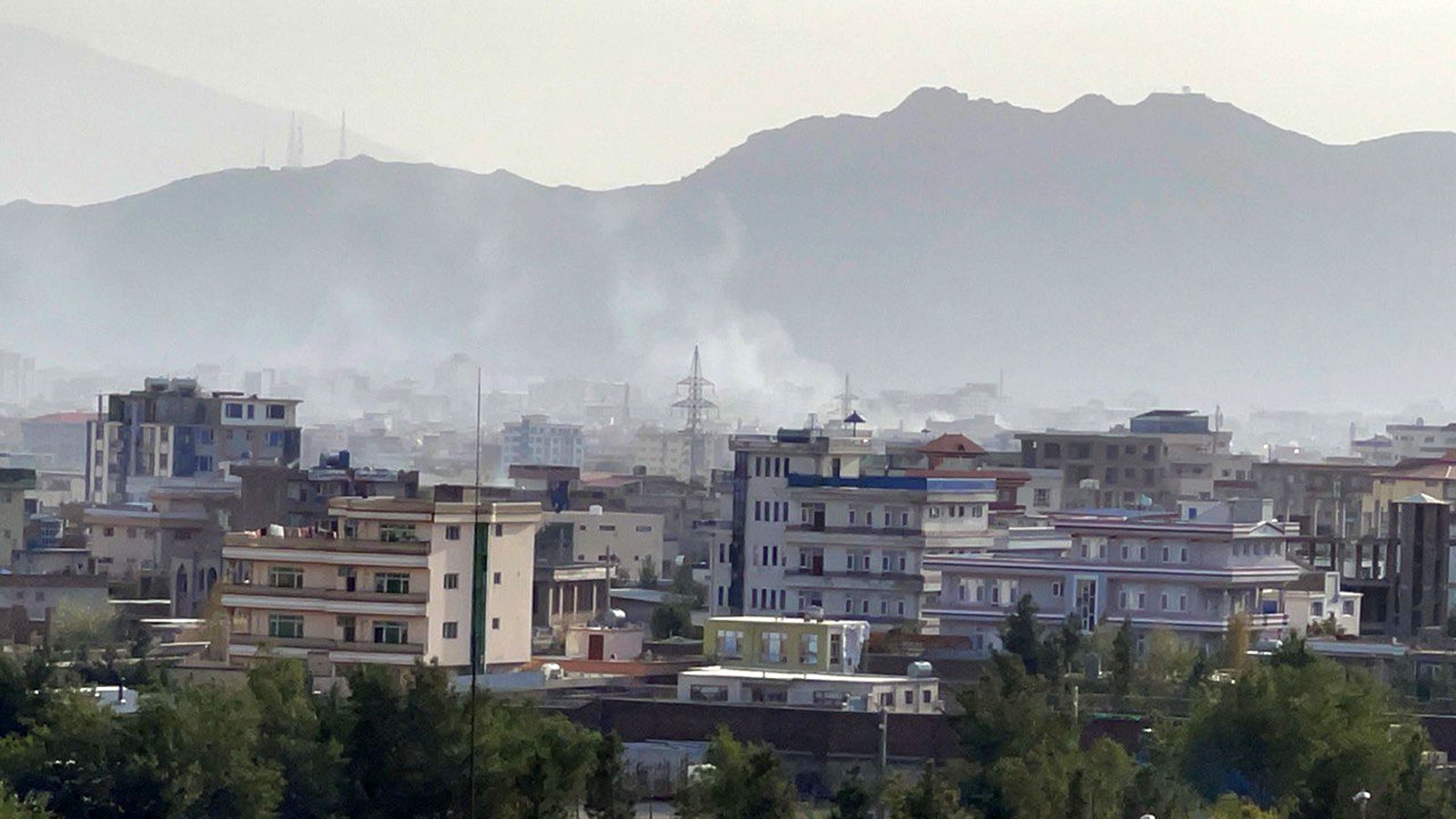 Khói bốc lên sau vụ tấn công rocket nhằm vào sân bay Kabul, Afghanistan, chiều 29/8. (Nguồn: Getty)