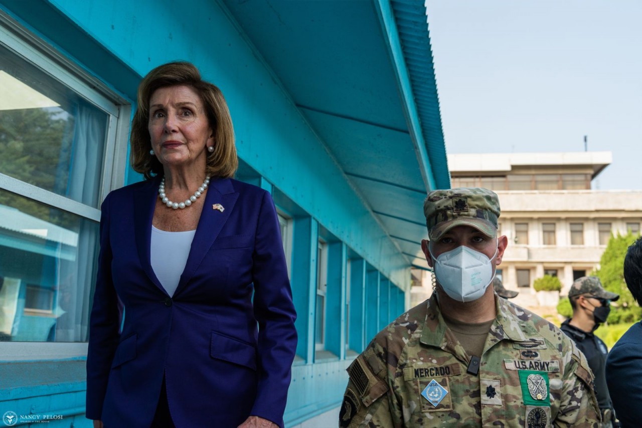 Chủ tịch Hạ viện Mỹ Nancy Pelosi đến thăm Khu phi quân sự (DMZ) Triều Tiên, ngày 4/8. Vùng DMZ này là vùng đất không có người ở dài 160 dặm, được thành lập theo Hiệp định đình chiến trong Chiến tranh Triều Tiên năm 1953. (Nguồn: Nancy Pelosi/Twitter)