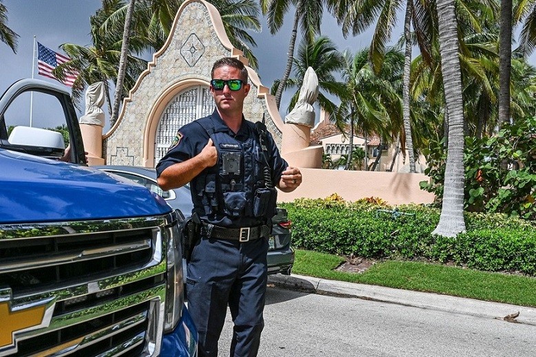 Cảnh sát làm nhiệm vụ tại khu nghỉ dưỡng Mar-a-Lago của cựu Tổng thống Mỹ Donald Trump ở Palm Beach, Florida, ngày 9/8. Hôm 8/8, Cục Điều tra Liên bang Mỹ (FBI) đã thực hiện lệnh khám xét nơi này, liên quan đến một cuộc điều tra về việc xử lý các tài liệu