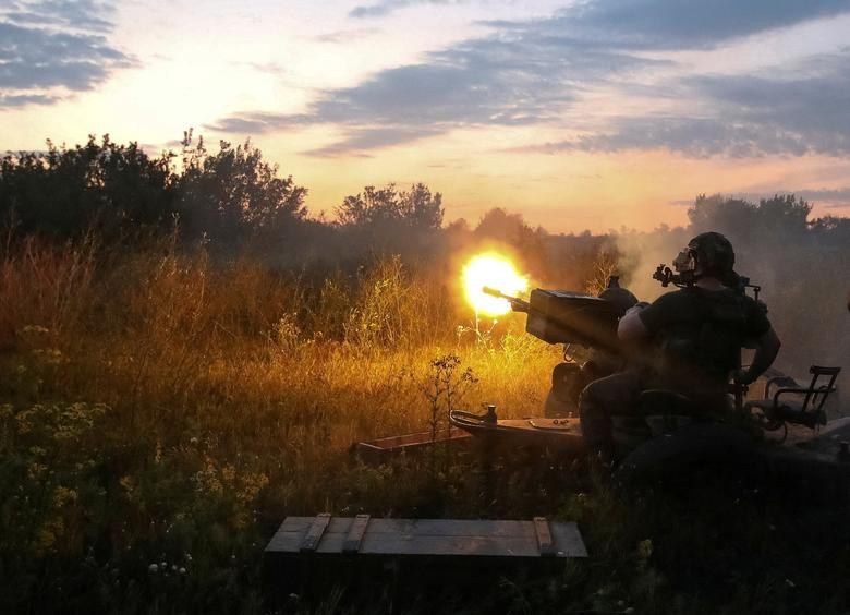 Binh sĩ Ukraine khai hỏa pháo phòng không ZU-23-2 tại một vị trí gần chiến tuyến trong khu vực Kharkov, ngày 10/8, trong bối cảnh chiến dịch quân sự đặc biệt của Nga tại Ukraine vẫn leo thang căng thẳng. (Nguồn: Reuters)