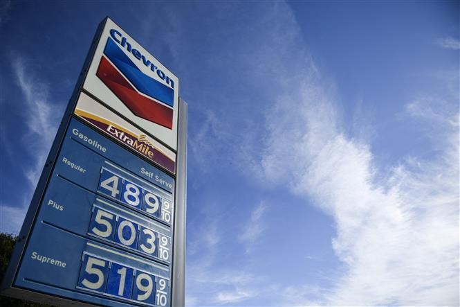 Giá dầu thế giới giảm xuống mức thấp nhất trong 6 tháng qua. Trong ảnh: Biển giá xăng dầu tại California, Mỹ. (Nguồn: AFP)