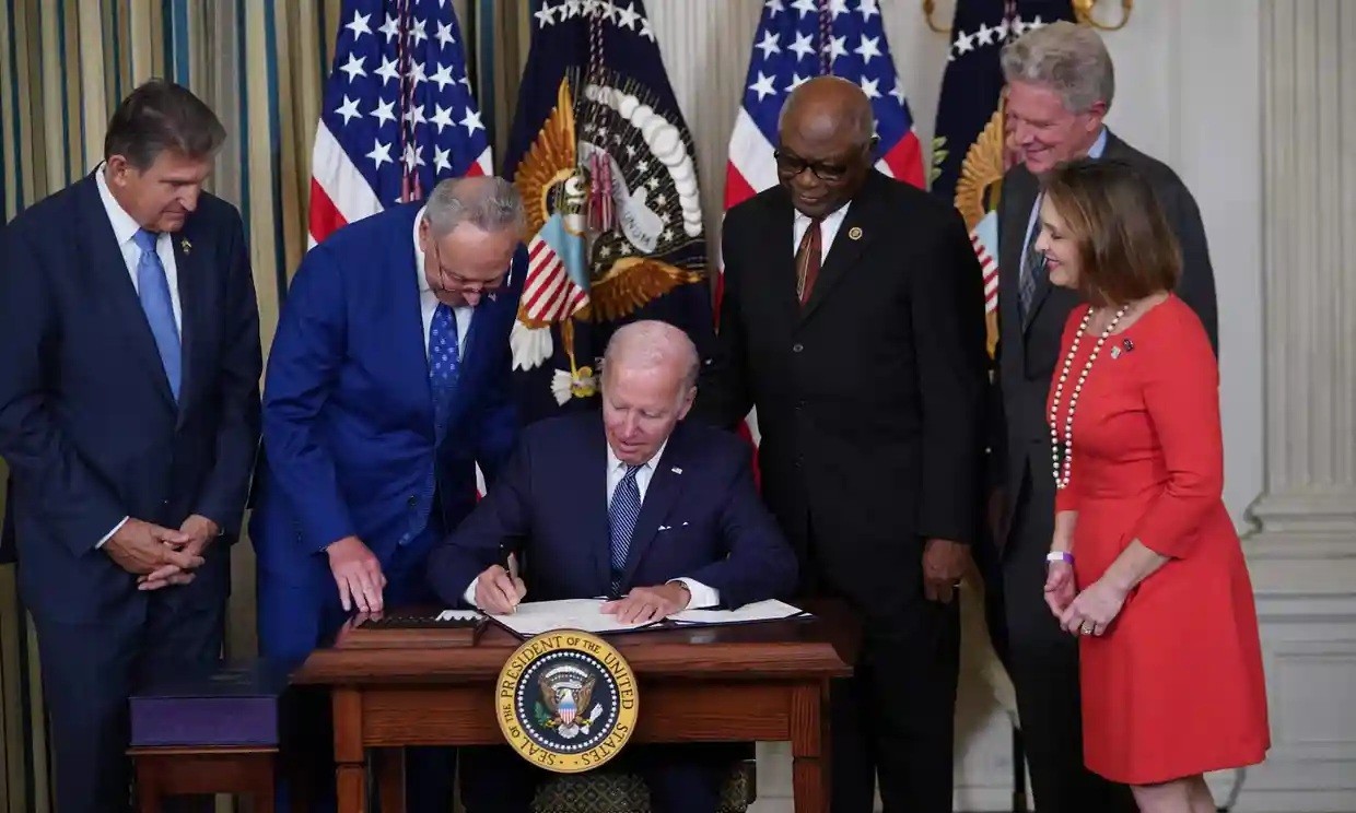 Tổng thống Mỹ Joe Biden ký ban hành Đạo luật Giảm lạm phát, ngày 16/8. Trọng tâm của dự luật là ổn định giá thành năng lượng, bình ổn cuộc sống của hàng triệu người dân Mỹ. Đây được coi là gói chi tiêu lớn nhất trong lịch sử nước Mỹ nhằm chống biến đổi khí hậu (cắt giảm lượng khí thải gây hiệu ứng nhà kính trong nước) và giảm giá thuốc kê đơn. (Nguồn: Getty) 