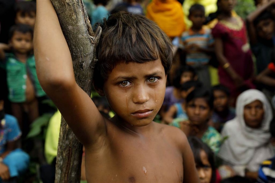 Một bé gái thuộc tộc người thiểu số Rohingya bên cạnh những người tị nạn Myanmar chạy trốn sang Bangladesh vào ngày 6/9. (Nguồn: Getty Images) UNHCR lo ngại kế hoạch đưa người Myanmar trở về nước