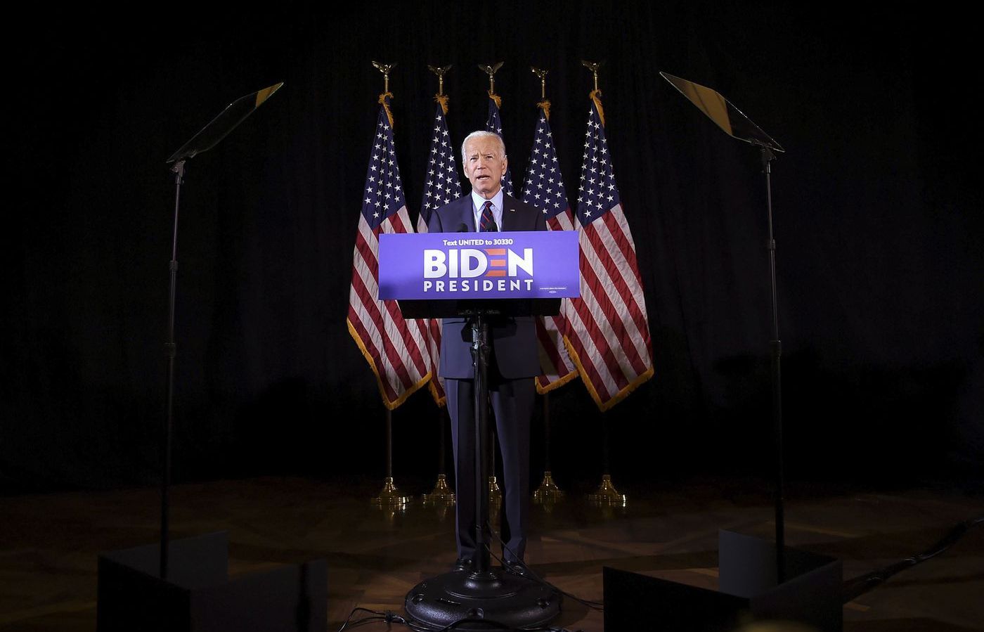 Bầu cử Mỹ 2020: Cựu Phó Tổng thống J.Biden chào đón đối thủ tiềm tàng M.Bloomberg