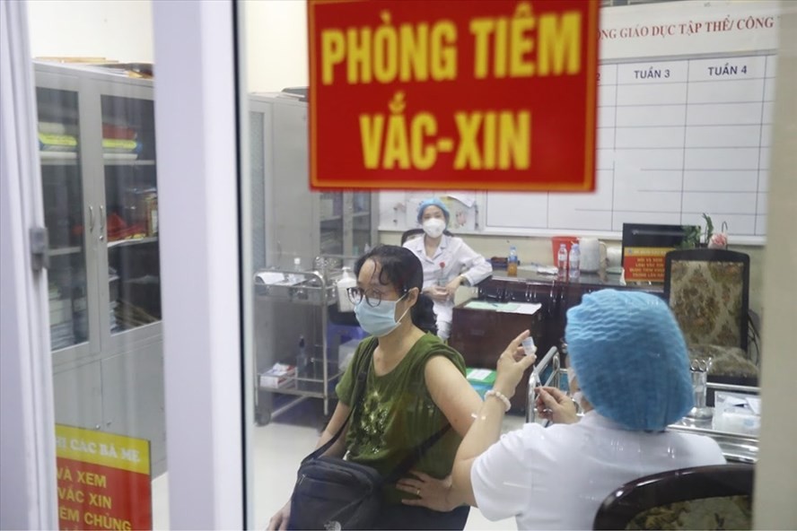 Một điểm tiêm vaccine Covid-19 tại Hà Nội. (Ảnh: Hải Nguyễn)