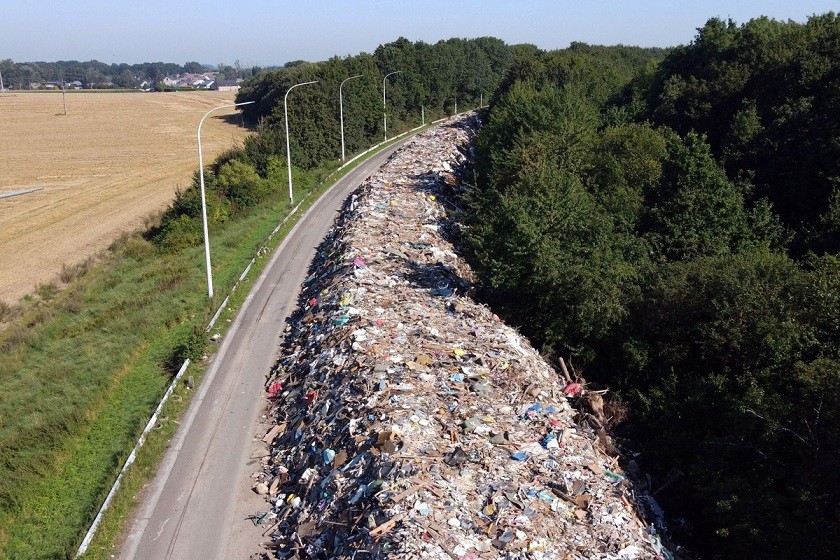 Bức ảnh chụp từ trên cao cho thấy bãi rác khổng lồ trên đường cao tốc A601 tại Juprelle, gần Liege, Bỉ. Với khoảng 90.000 tấn rác ngập trong nước, trải dài tổng cộng 5dặm (8 km) dọc theo đường cao tốc đã đóng cửa ở phía Bắc Liege, bãi rác này là minh chứng rõ nét cho sự tàn phá của trận lũ lụt chưa từng có càn quét toàn châu Âu vào giữa tháng 6/2021. (Nguồn: Getty)