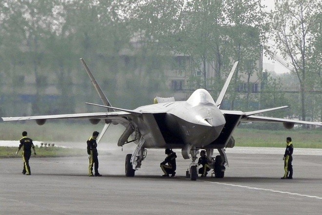 Phụ thuộc Nga, tiêm kích J-20 của Trung Quốc không thể sánh với F-35 và F-22 của Mỹ. (Nguồn: AP)