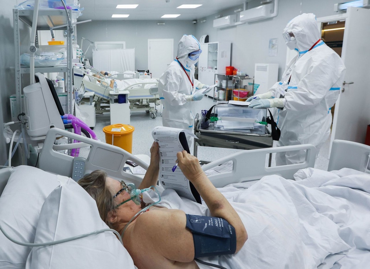 Bệnh nhân Covid-19 đang điều trị tại bệnh viện dã chiến được lập ở Trung tâm Triển lãm VDNKh ở Moscow bỏ phiếu trong cuộc bầu cử Hạ viện Nga. Kết quả chức chính thức cuộc bầu được công bố ngày 24/9 cho thấy Đảng Nước Nga Thống nhất cầm quyền giành chiến t