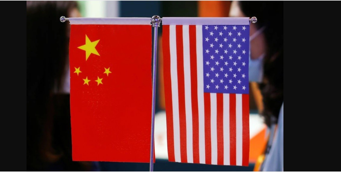 Các lá cờ của Trung Quốc và Mỹ được trưng bày tại Hội chợ Thương mại Dịch vụ Quốc tế Trung Quốc (CIFTIS) năm 2021 ở Bắc Kinh, Trung Quốc ngày 4/9/2021. (Nguồn: Reuters)