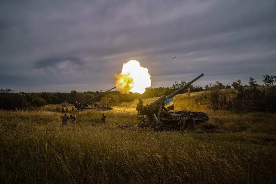 Đơn vị pháo binh Ukraine khai hỏa pháo tự hành 2S7-Pion tại vị trí gần chiến tuyến ở khu vực Kharkov, Ukraine, trong xung đột với Nga. (Nguồn: Getty)