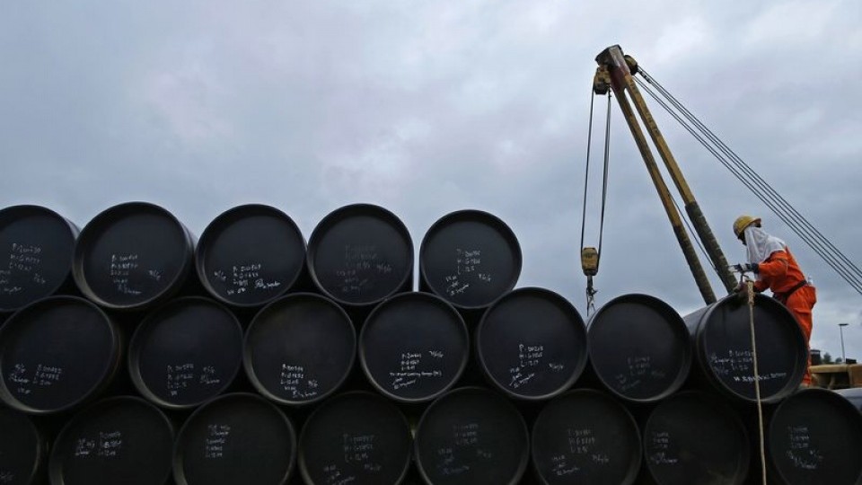 IEA: Lượng dầu thô dự trữ của thế giới giảm mạnh