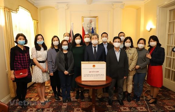 Đại sứ quán Việt Nam tại Anh tổ chức quyên góp ủng hộ đồng bào miền Trung
