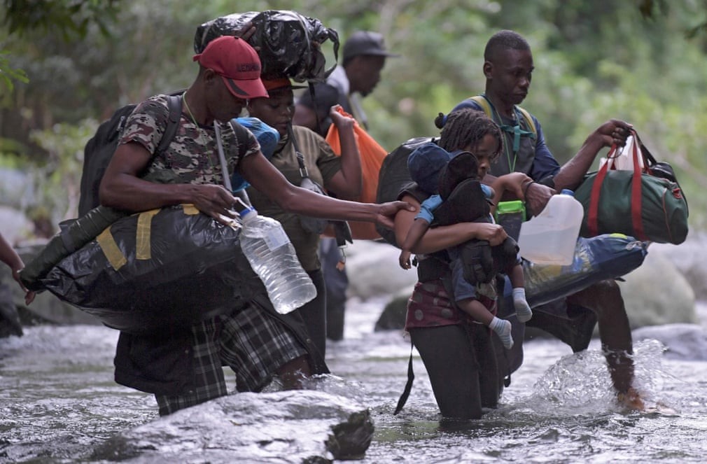 Những người di cư Haiti băng qua rừng rậm Darien Gap gần Acandi, Colombia để tới Panama, trên hành trình tới Mỹ. Chỉ với dao rựa, đèn và lều, họ phải đi bộ ít nhất 5 ngày qua rừng Darien, chiến đấu với rắn, khe núi dốc, dòng sông chảy xiết, những trận mưa