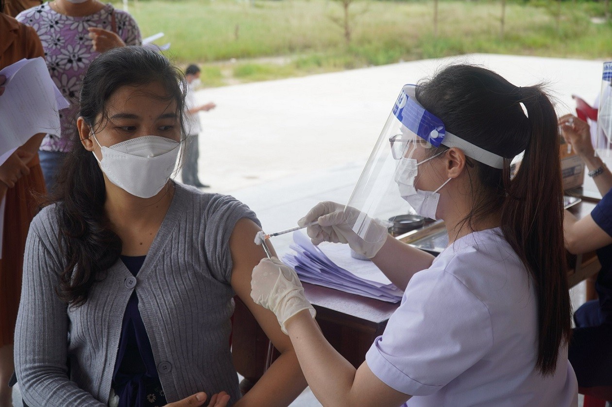 CDC Quảng Bình tổ chức tiêm vaccine lưu động cho sinh viên Lào và cán bộ, giảng viên Trường đại học Quảng Bình (ảnh: Nguyễn Hoàng).