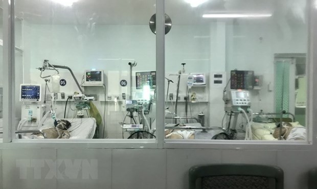 Bên trong phòng bệnh ICU, bệnh nhân thở bằng máy thở của Bệnh viện Dã chiến. (Ảnh: TTXVN phát)