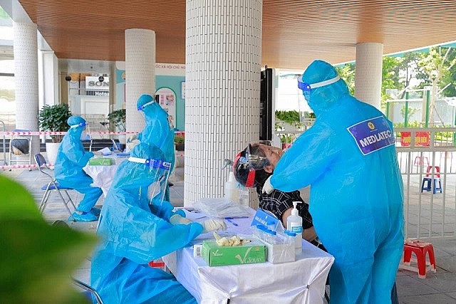 Lấy mẫu xét nghiệm Covid-19. (Nguồn: CAND)