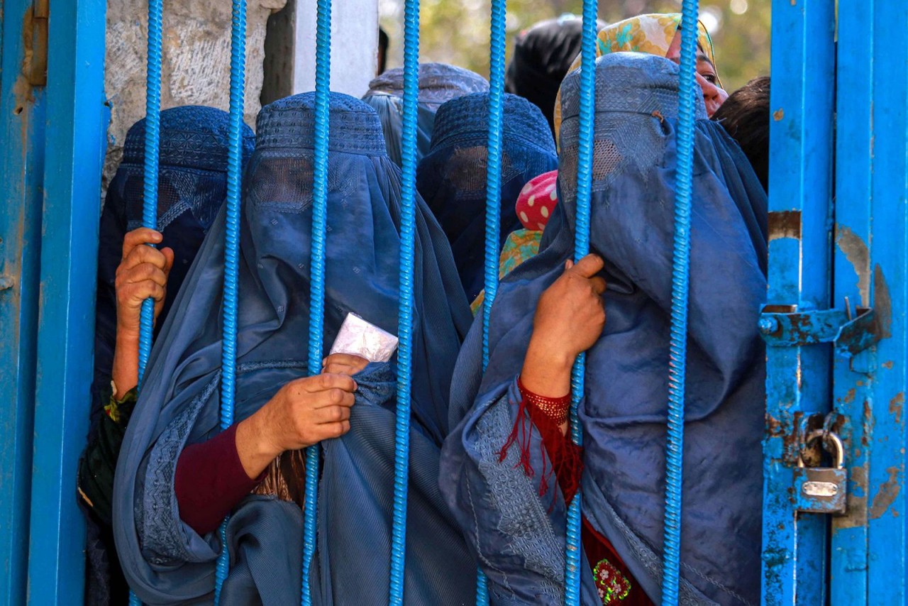 Người dân chờ nhận lương thực cứu trợ ở Kabul, Afghanistan. Tổng thư ký Liên hợp quốc António Guterres cho biết, tỷ lệ đói nghèo ở Afghanistan đã tăng nhanh kể từ khi Taliban tiếp quản chính quyền vào tháng 8. (Nguồn: EPA)