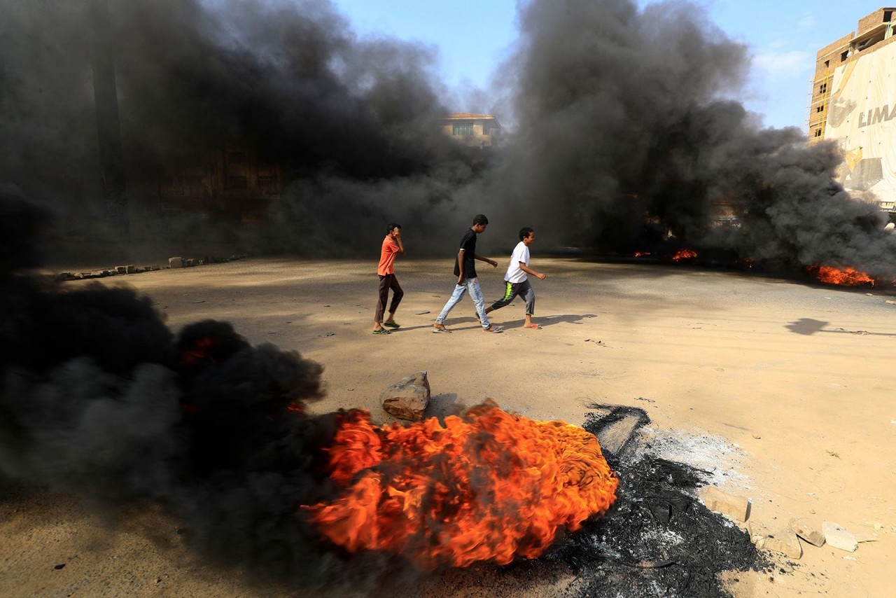 Những người biểu tình đốt lốp xe, chặn một con đường ở thủ đô Khartoum của Sudan, ngày 25/10. Quân đội Sudan đã tiến hành đảo chính, giải tán chính phủ và ban bố tình trạng khẩn cấp vào sáng sớm ngày hôm đó. Cuộc đảo chính diễn ra sau nhiều tháng gia tăng