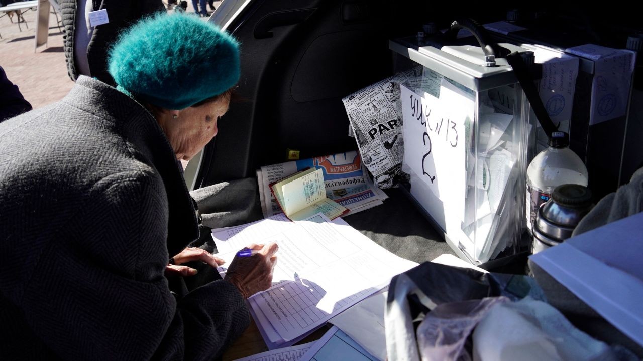 Người dân bỏ phiếu về việc sáp nhập vào Nga ở Mariupol, Ukraine, ngày 25/9. (Nguồn: Getty)