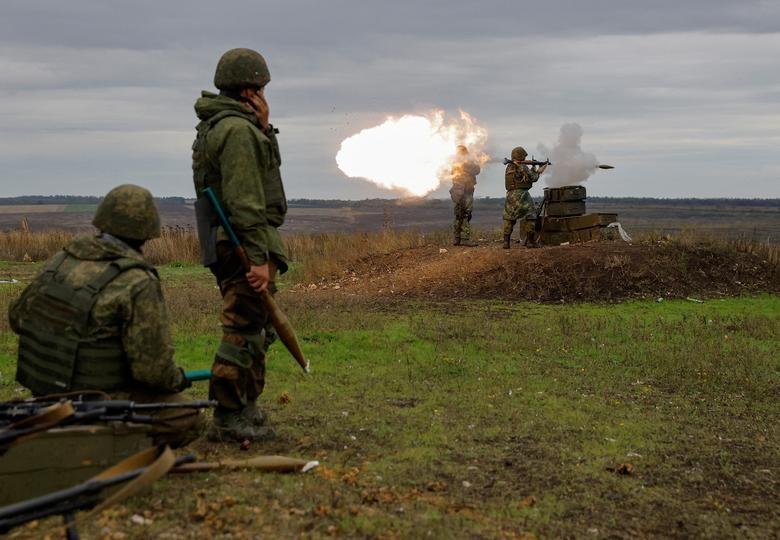 Ảnh ấn tượng tuần (3-9/10): Vũ khí Nga bị phá hủy ở Ukraine, cháy cầu dữ dội tại Crimea, châu Âu thành lập EPC, Moscow phản ứng ‘gắt’