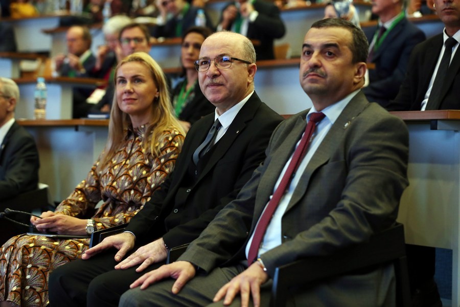 Thủ tướng Algeria Ayman Benabderrahmane (giữa), Bộ trưởng Năng lượng và Mỏ Algeria Mohamed Arkab (trái) và Cao ủy EU về năng lượng Kadri Simson tham dự Diễn đàn Kinh doanh năng lượng Algeria-EU tại Algiers, Algeria, ngày 11/10. (Nguồn: THX)
