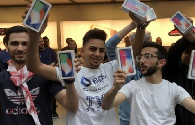 Italy: 20 tiếng xếp hàng để mua được iPhone X