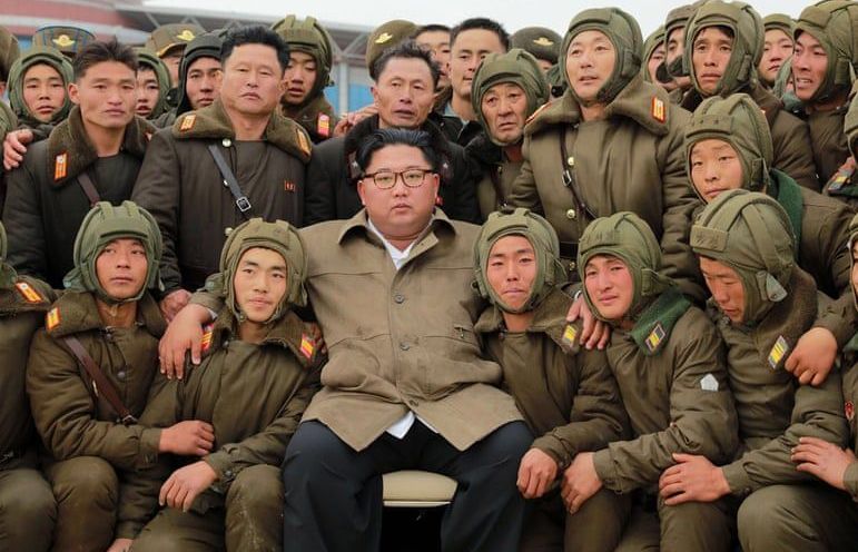 Ảnh ấn tượng trong tuần (19-25/11): Thủ tướng Anh chơi boxing và ông Kim Jong-un thăm căn cứ quân sự bí mật