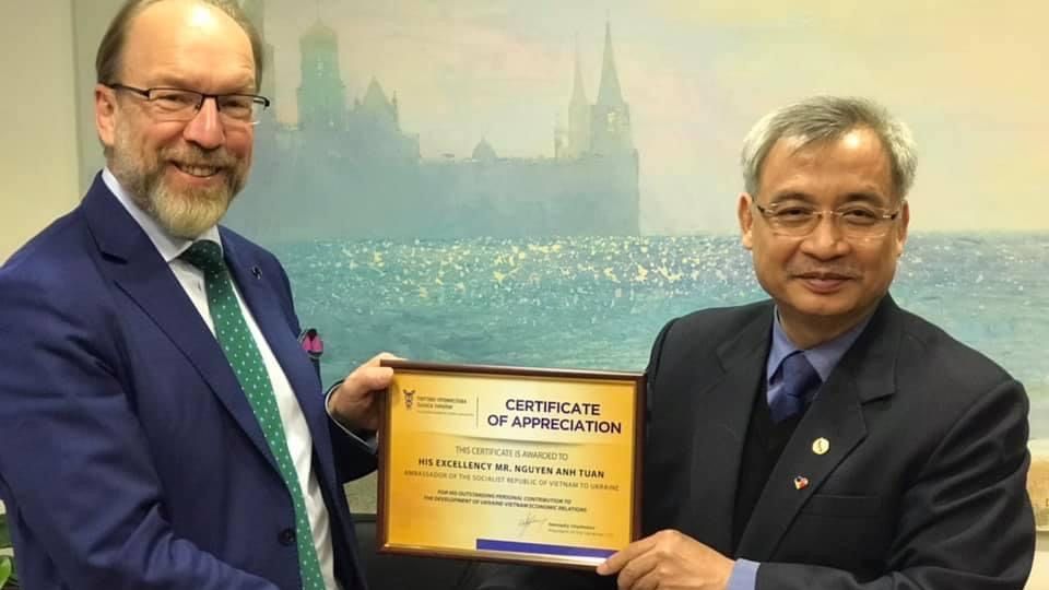 Đại sứ Nguyễn Anh Tuấn nhận bằng khen của Chủ tịch Phòng Thương mại và Công nghiệp Ukraine
