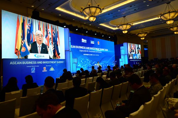 GS Hidetoshi Nishimura – Chủ tịch, Viện Nghiên cứu Kinh tế ASEAN và Đông Á (ERIA) phát biểu tại Hội nghị. (Nguồn: DĐDN)