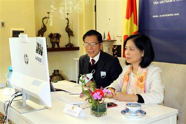 Đại sứ Nguyễn Thị Bích Huệ và Tham tán Công sứ, Thương mại Nguyễn Đức Thanh trao đổi trực tuyến với các đại biểu tham dự Diễn đàn.