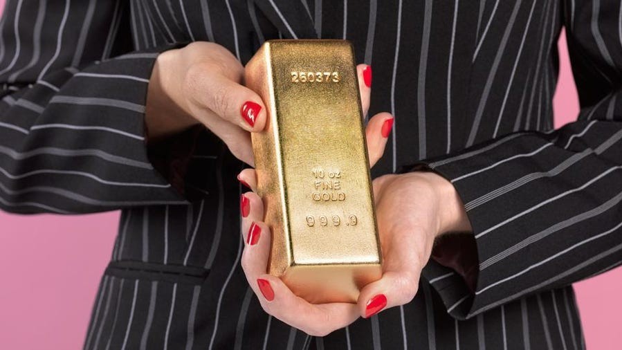 Giá vàng hôm nay 29/6/2023: Giá vàng bị 'lấn át', mốc 1.900 USD/ounce lung lay, mua vàng nhẫn lỗ nặng
