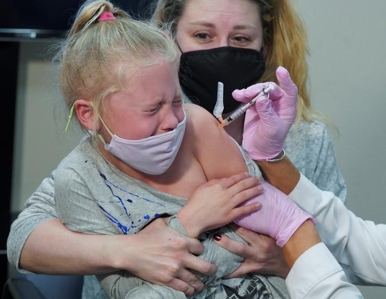 Bé Emma Ingle, 7 tuổi, sợ hãi khi được tiêm mũi 1 vaccine Covid-19 của hãng Pfizer-BioNTech ở Storrs, Connecticut, Mỹ, ngày 3/11. Tuần trước, Mỹ đã bắt đầu tiêm chủng cho trẻ em từ 5-11 tuổi bằng vaccine của Pfizer. Chính phủ liên bang đã mua đủ số vaccin