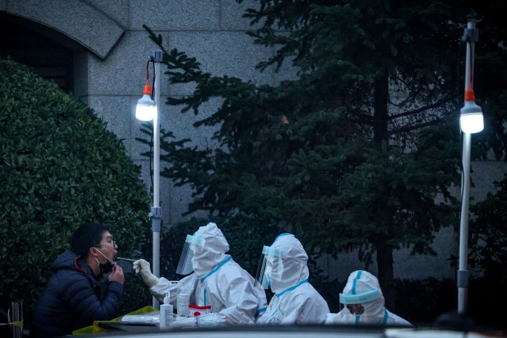 Nhân viên y tế lấy mẫu xét nghiệm Covid-19 cho người dân sống trong khu dân cư ghi nhận ca dương tính với virus ở Bắc Kinh, Trung Quốc. Ngay sau khi bùng phát dịch, nơi này đã được phong tỏa để ngăn chặn lây lan. (Nguồn: Reuters)