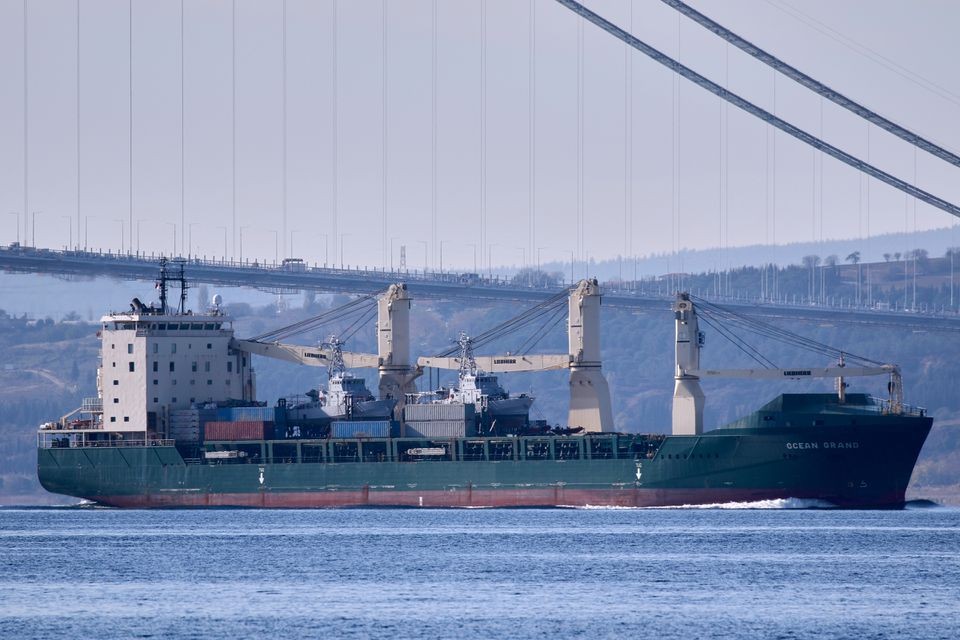 Tàu chở 2 tàu tuần tra của Mỹ tặng cho Hải quân Ukraine ở Dardanelles, trên đường đến Biển Đen, ở Canakkale, Thổ Nhĩ Kỳ, ngày 20/11. (Nguồn: Reuters)