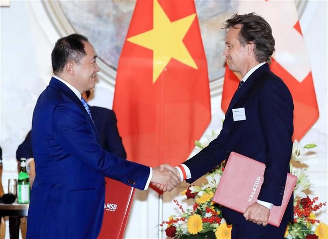 Chủ tịch nước Nguyễn Xuân Phúc và Tổng thống Guy Parmelin đồng chủ trì Diễn đàn doanh nghiệp Việt Nam Thụy Sỹ