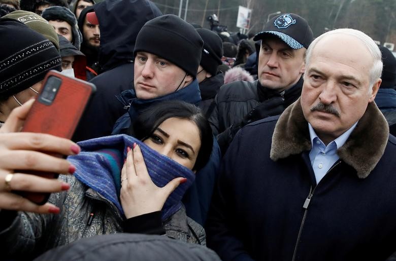 Ảnh ấn tượng tuần 22-28/11: Tổng thống Mỹ ‘vi hành’, nỗi đau ở biên giới Belarus-Ba Lan, ông Lukashenko thị sát thực địa và Covid-19 nóng tại Czech
