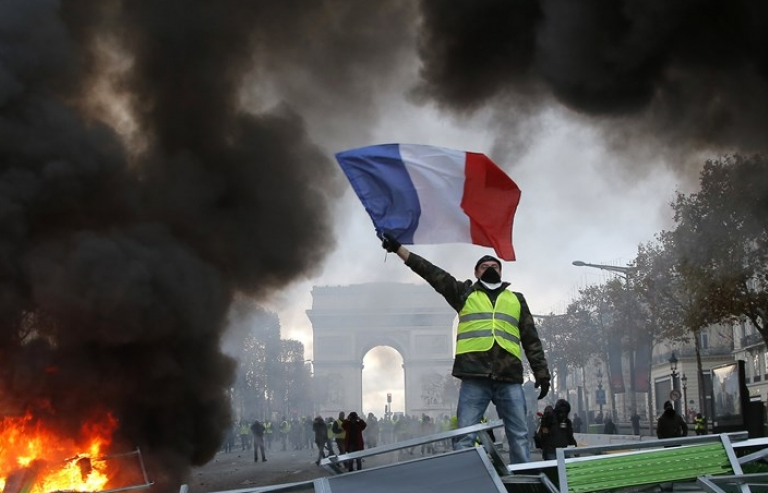 Pháp xem xét áp đặt tình trạng khẩn cấp để ngăn chặn bạo loạn