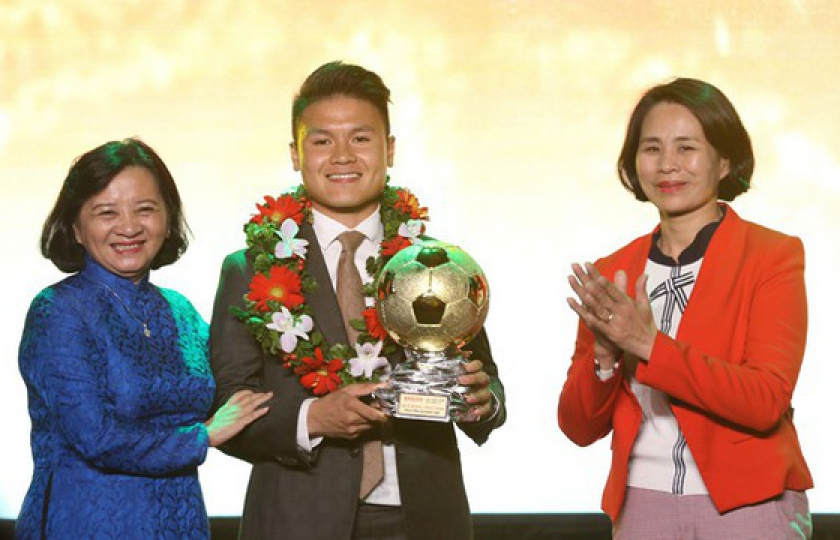Quang Hải được trao giải Quả bóng vàng Việt Nam 2018