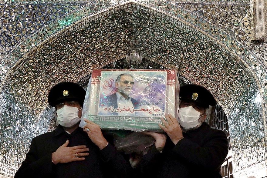 Ảnh ấn tượng tuần (30/11-6/12): Ông Biden khoe chiếc ủng đặc biệt, Covid-19 phá vỡ điều cấm kỵ ở Nepal, mâu thuẫn sau vụ ám sát nhà khoa học Iran