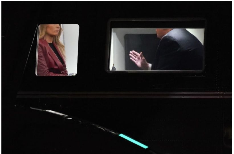 Tổng thống Mỹ Donald Trump nói chuyện với Đệ nhất phu nhân Melania Trump trên chuyên cơ Marine One khi đến gần Nhà Trắng, Washington, ngày 5/12. Vợ chồng ông Trump đã trở về thủ đô sau cuộc vận động tranh cử ở Georgia cho các ứng cử viên Thượng viện David